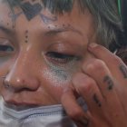 A Janis le pican constantemente los ojos. Según ella, el responsable le dijo que le puede tatuar los párpados del mismo color de la piel.