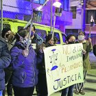 Los moradores de Carapungo se reunieron en una de las canchas para hacer un plantón. Con antorchas y carteles exigían que se haga justicia en este hecho.
