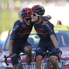 Increíble lo que hizo Richard Carapaz al llegar a la meta con su compañero Michal Kwiatkowski.