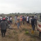 La policía rescató a los sospechosos que fueron golpeados por los lugareños.