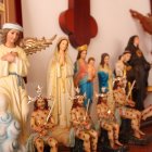 Entre las diversas creaciones de los artistas hay representaciones religiosas.