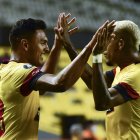 Cristian Colman y Michael Arroyo festejando el empate en el Monumental.