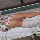 La mujer debió ir en silla de ruedas a la audiencia.