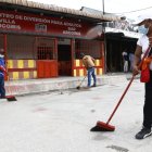 Con escoba en mano, los dueños limpiaron el área.