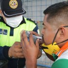 La Unidad de Control y Transportación Pública realiza las pruebas de alcohotector a los conductores de buses que salen desde la Terminal Terrestre de Guayaquil.