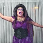 Kataleya durante el ensayo.  Simula cantar ‘Bandido’, de Azúcar Moreno. Y baila sobre tacones de 15 cm.