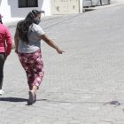 Moradoras señala uno de los lugares donde cayó la víctima luego de ser apuñalado.