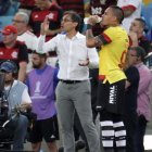 El entrenador de Barcelona, Fabián Bustos (i), se juega su última oportunidad para seguir con vida en la Copa