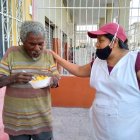 Rosita siempre se detiene para conversar con él sobre sus ‘estudios universitarios’.