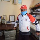 Atahualpa Flores ha recibido varias placas por su trabajo en favor del deporte barrial.