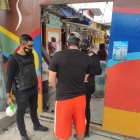 Antes de ingresar al lugar, a los usuarios se les mide la temperatura y se les rocía alcohol.