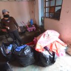 Las cosas de Carolina Cevallos y sus hijos quedaron inservibles. Poca ropa se pudo salvar luego de lavarla.