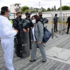 La familia de la víctima llegó hasta el Complejo Judicial de Quitumbe para presenciar la audiencia de juicio.