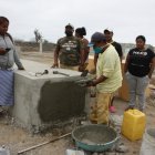 Los deudos acudieron al cementerio a sellar nuevamente la tumba de Jenny Velasco.