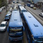 Los buses se movilizan por la ciudad con un aforo que no siempre se controla. Se estima que en cada vehículo particular va una persona.