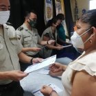 Los moradores, participantes de la capacitación, recibieron certificados de parte de los jefes policiales.