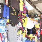 En la bahía, centro de Guayaquil, aún no se vende la ‘copia’ del uniforme de la Tricolor.