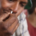 Luis Eduardo se lleva a su nariz una pipa para inhalar la droga conocida como plo plo. Afirma que tiene seis años consumiendo alucinógenos.