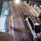 El momento en que los delincuentes se llevan el carro quedó registrado en un vídeo de seguridad,