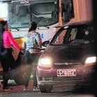 En Sauces 3, por las noches, es común observar a conductores que se acercan a las jóvenes que están en la vía principal. 



PERIODISTA : STALIN CARRION 



FECHA : 19/09/2020 



Agencia (ag-extra)