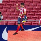 El Pistolero Suárez demostró que sigue vigente al debutar con doblete en el Atlético de Madrid.