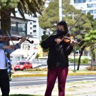 Dos profesoras de música llegaron a la Naciones Unidas para dar un repertorio con sus violines.