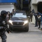 Momento del traslado de Jacobo Bucaram de la Unidad de Flagrancia hasta el Complejo Judicial norte de Quito.