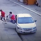 De este vehículo descendieron los malandrines. Los obreros esperan afuera de la empresa para ingresar.