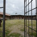 Hay invasores que  están desmantelando la propiedad.