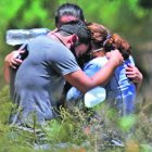 Familiares del hombre se abrazaban mientras agentes realizaban el levantamiento del cuerpo.