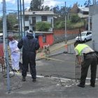 Vecinos de La Comuna ayudaron a los uniformados a reparar el destacamento.