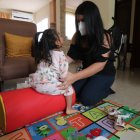 Nathaly dedica al menos dos horas diarias para hacer ejercicios que ayudan a Martina con su movilidad.