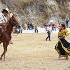 Los habitantes mantienen sus tradiciones, como la vestimenta.