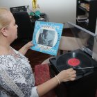 Una seguidora de Julio Jaramillo se alista a colocar un disco de acetato para disfrutar de su música.

PERIODISTA : VICENTE TAGLE

FECHA : 30 /09/2020 

Agencia (ag-extra)