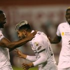 Adolfo Muñoz (c) fue una de las figuras de los albos al anotar un doblete en el duelo copero disputado en el estadio Rodrigo Paz.