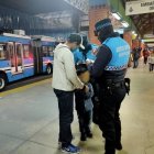 Los agentes socorrieron al niño que estaba perdido en la terminal.
