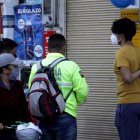 Policías conversan con el sobrino del hombre que resultó herido. El joven neutralizó al sospechoso que tenía una pistola.