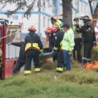 Miembros del Cuerpo de Bomberos sacaron el cadáver de la hondonada.