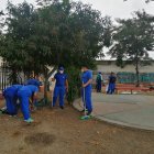 Moradores y agentes policiales reralizaron tareas de limpieza del sitio, tras el desalojo de los intrusos