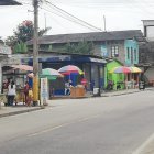 Los comuneros quieren captar la atención de los turistas con letreros y parasoles.