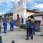 Una cuadrilla municipal ayudó con las tareas de limpieza en el parque central.