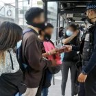 Los sospechosos fueron detenidos por los agentes.