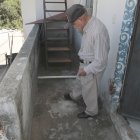 Juan Villagómez muestra el sitio donde la víctima falleció.