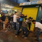 Según los comerciantes, no les dio tiempo de recoger sus pertenencias.