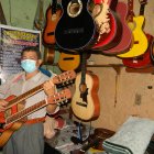 Luciano Ponce no solo canta, también es el creador de dos instrumentos en uno: el requinto y la guitarra.