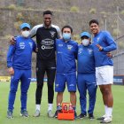 Alexander Domínguez (c) fue uno de los primeros en llegar al país, para unirse a los trabajos de la Tricolor.