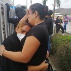 Sonia Madril recibe el consuelo de sus familiares. Tres tiros acabaron con la vida de su hijo, Héctor Marcelo.