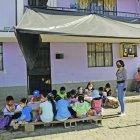 Los niños acuden al aula improvisada de lunes a viernes, en las tardes.