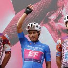 El ciclista ecuatoriano Jonathan Caicedo (c) lució la maglia azzurra durante la quinta etapa del Giro de Italia.
