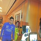 La noche antes del partido Christian Noboa con los zapatos que iba a usar tomándose una foto con un aficionado en el hotel Intercontinental.